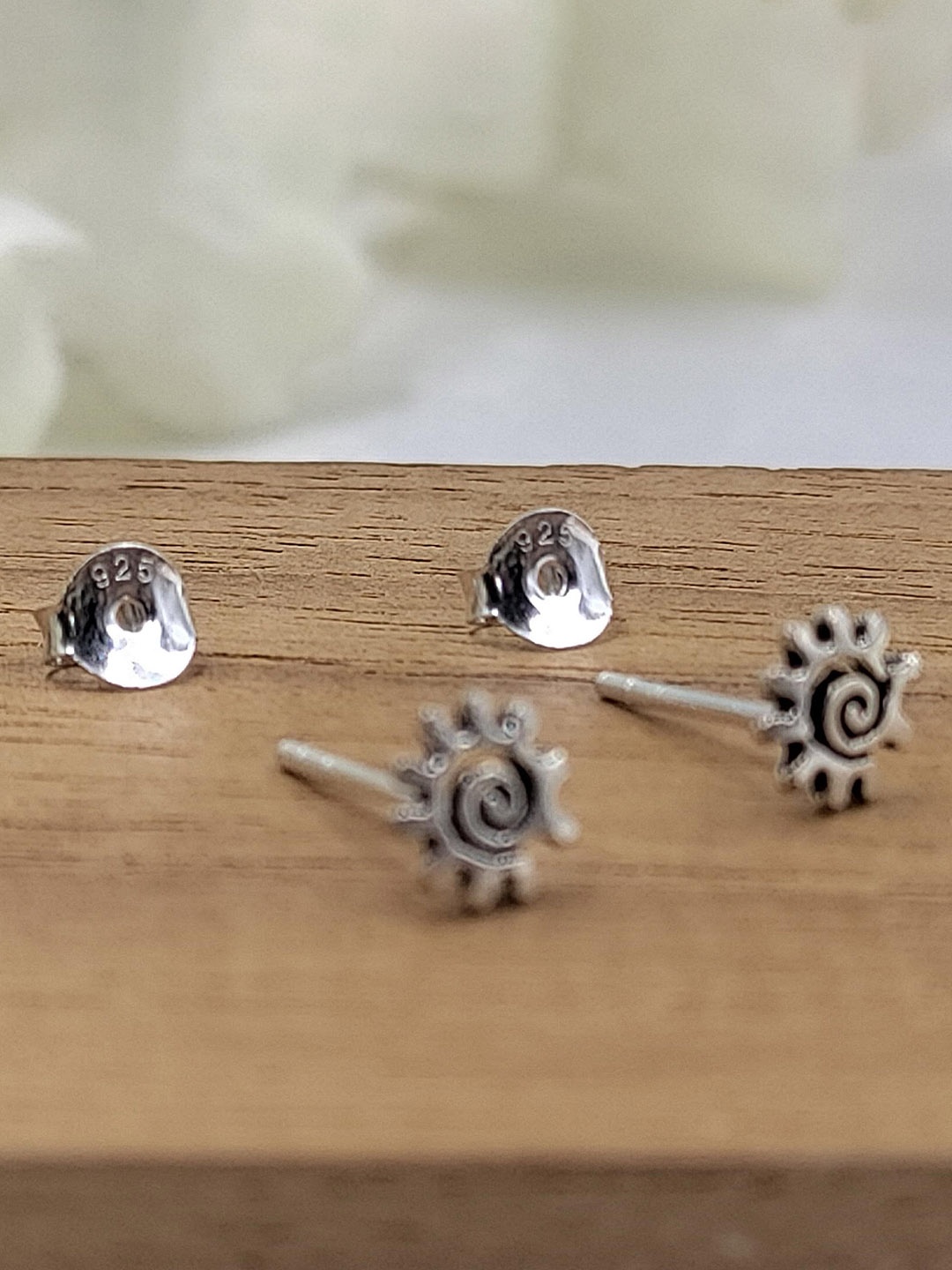 

AMONROO 925 Sterling Silver Rhodium-Plated Spiral Oxidised Studs