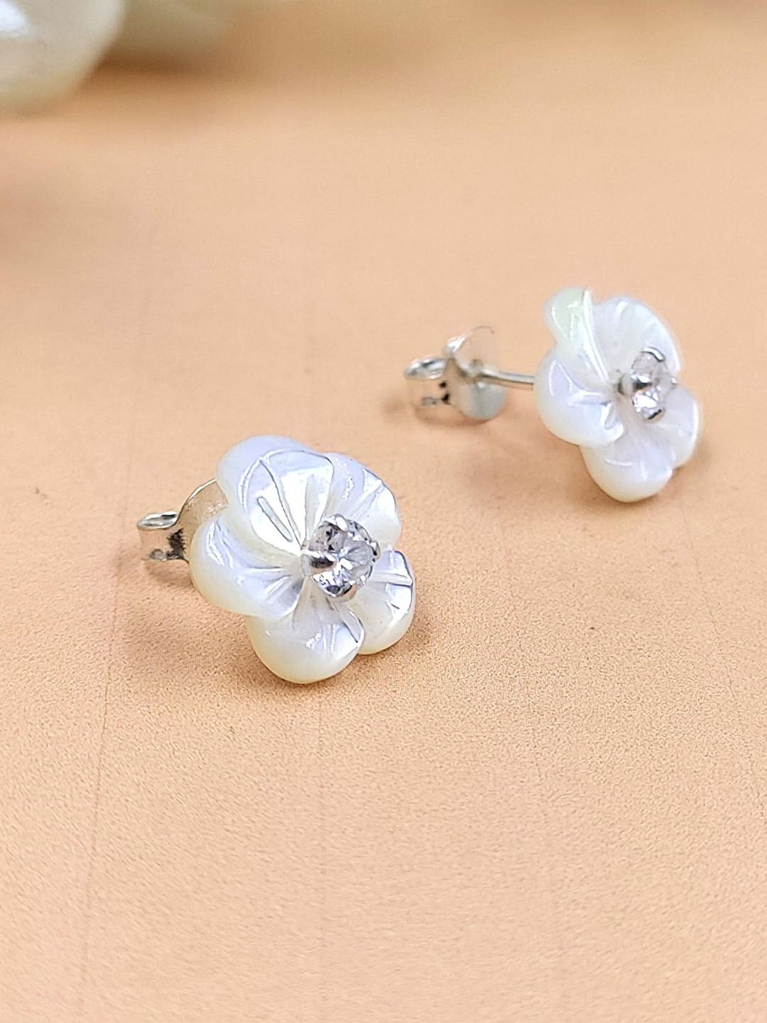 

AMONROO 925 Sterling Silver Rhodium-Plated Cubic Zirconia Studded Floral Studs