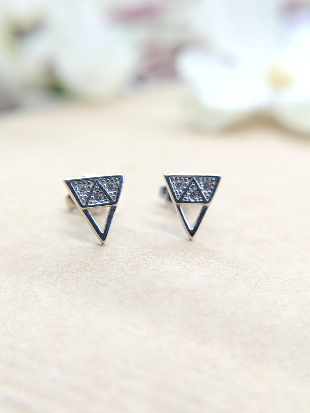 

AMONROO Unisex 925 Sterling Silver Rhodium-Plated Cubic Zirconia Studded Triangular Studs