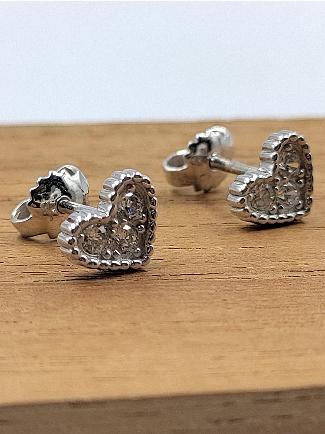 

AMONROO 925 Sterling Silver Rhodium-Plated Cubic Zirconia Studded Heart Shaped Studs
