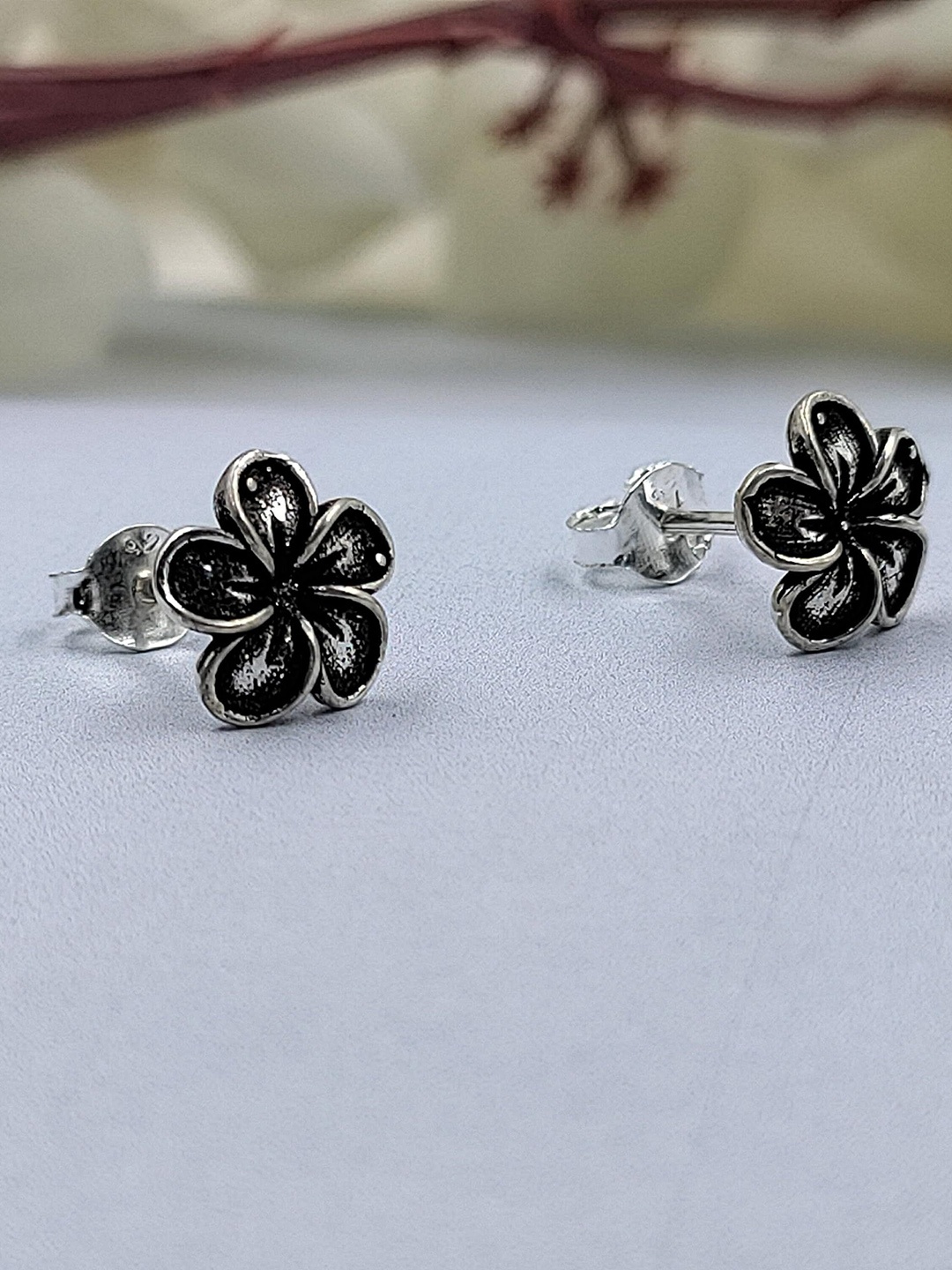 

AMONROO 925 Sterling Silver Rhodium-Plated Floral Oxidised Studs