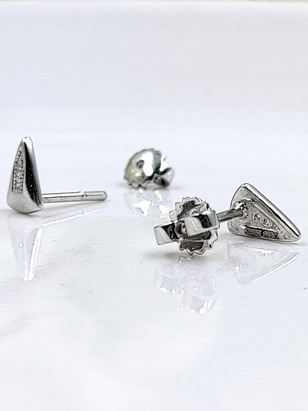 

AMONROO 925 Sterling Silver Rhodium-Plated Cubic Zirconia Studded Triangular Studs