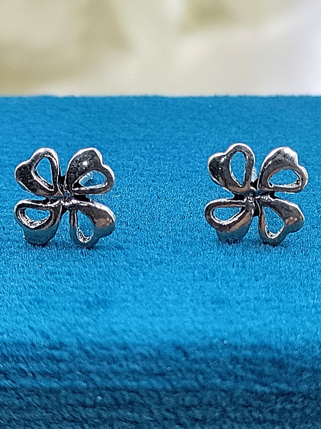 

AMONROO 925 Sterling Silver Rhodium-Plated Leaf Shaped Oxidised Studs