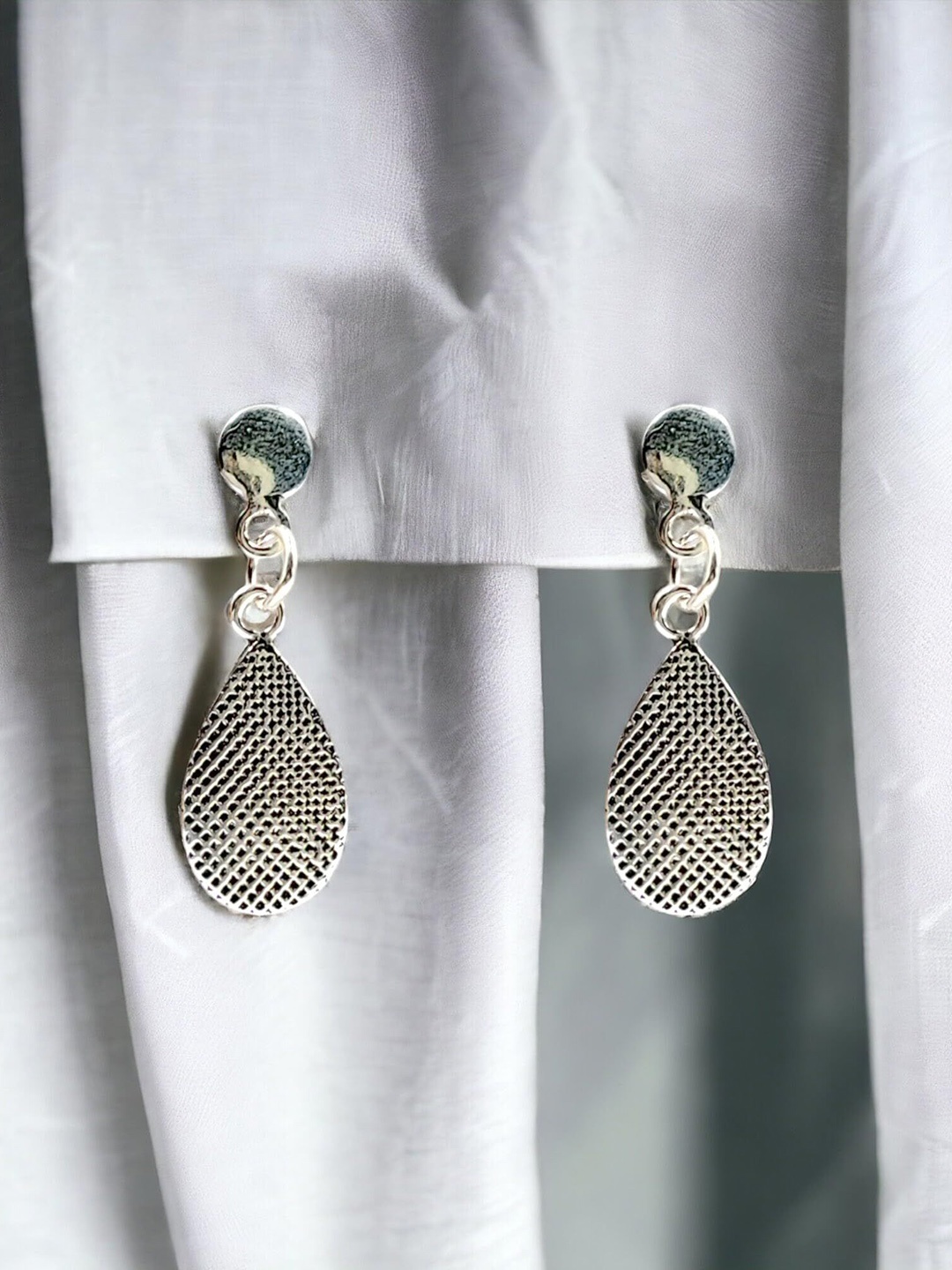 

AMONROO 925 Sterling Silver Rhodium-Plated Teardrop Shaped Oxidised Drop Earrings