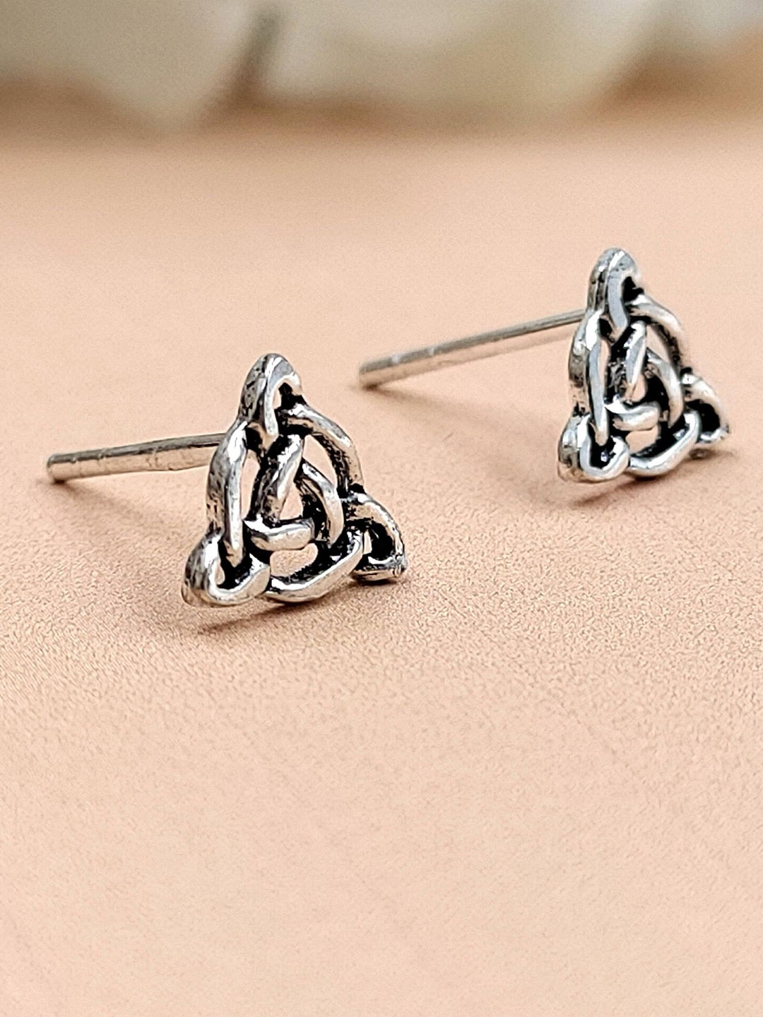 

AMONROO 925 Sterling Silver Rhodium-Plated Triangular Oxidised Studs