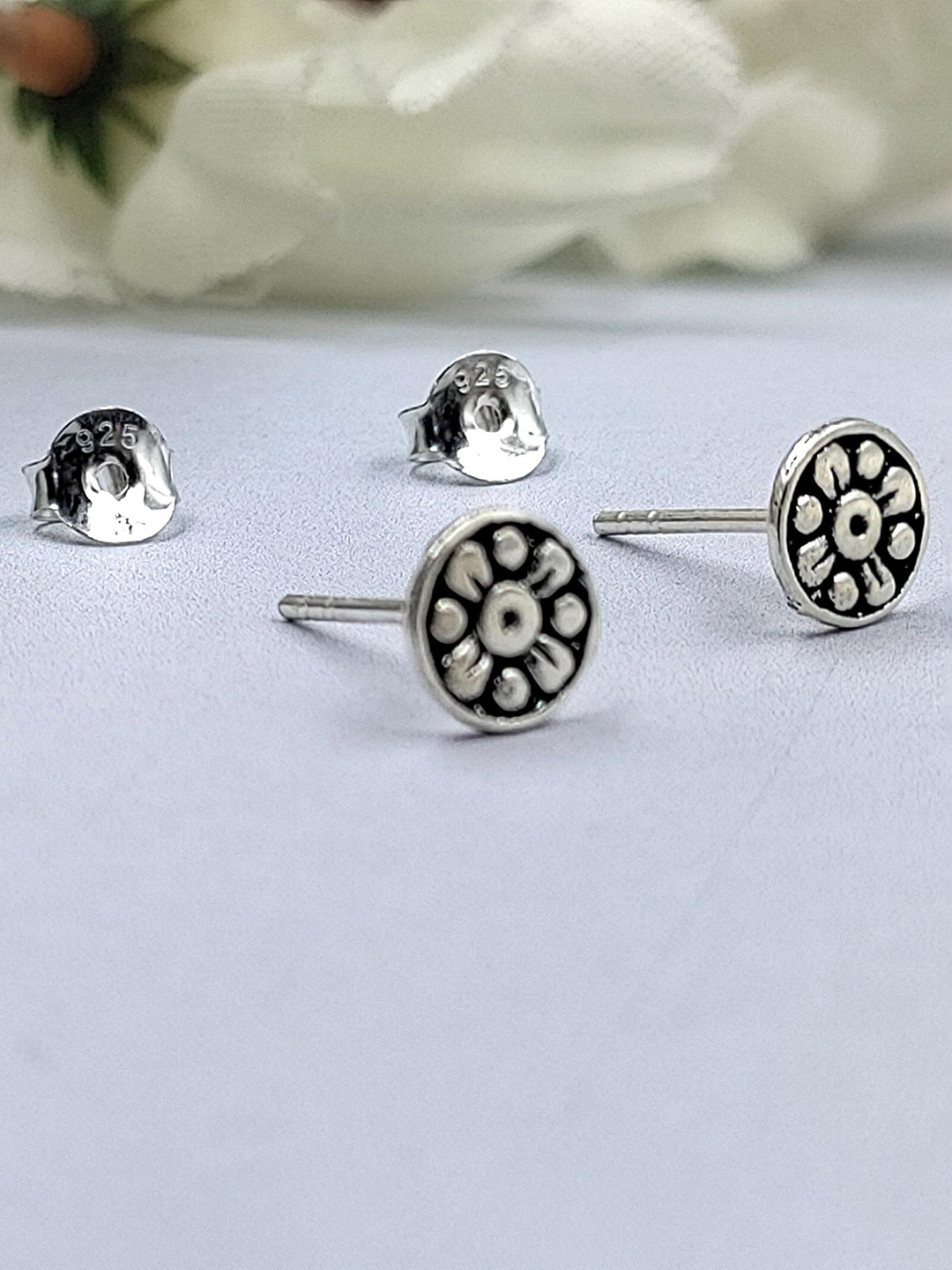 

AMONROO 925 Sterling Silver Rhodium-Plated Circular Shape Oxidised Studs
