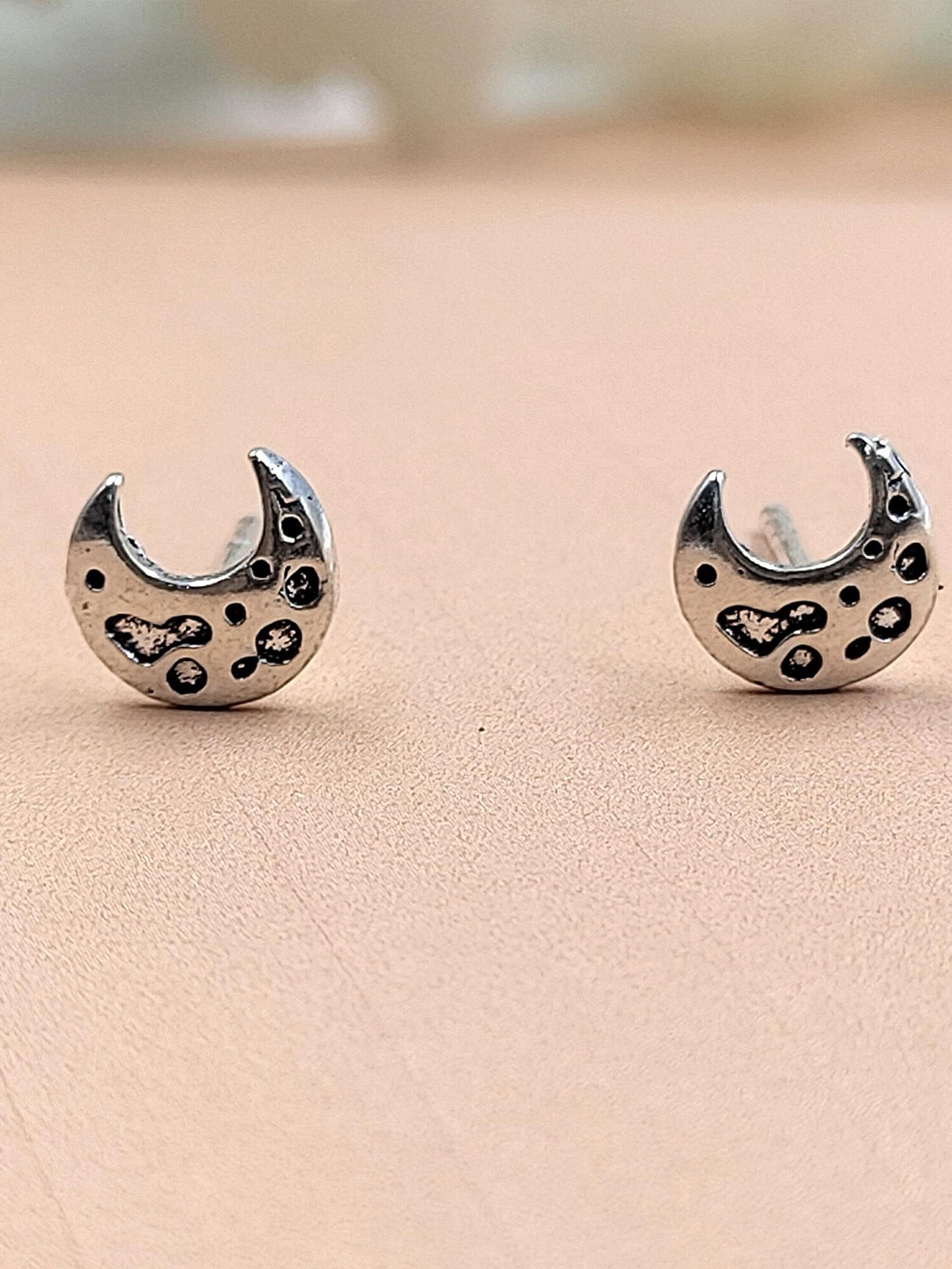 

AMONROO 925 Sterling Silver Rhodium-Plated Crescent Shaped Studs