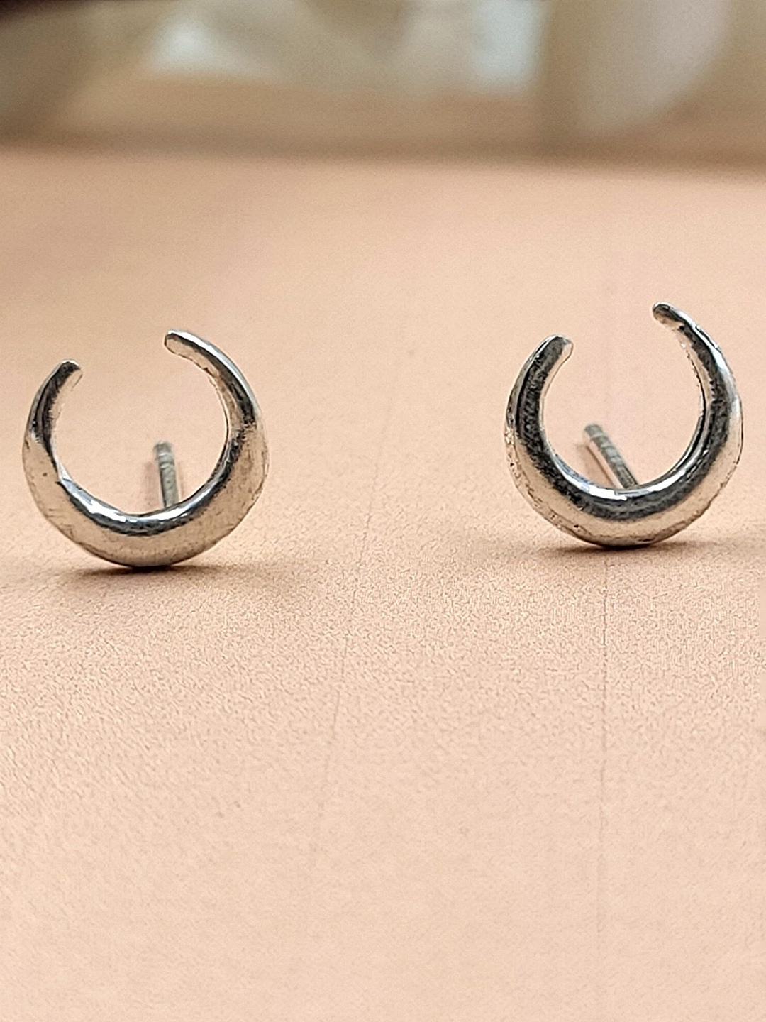 

AMONROO Sterling Silver Rhodium-Plated Crescent Shaped Studs