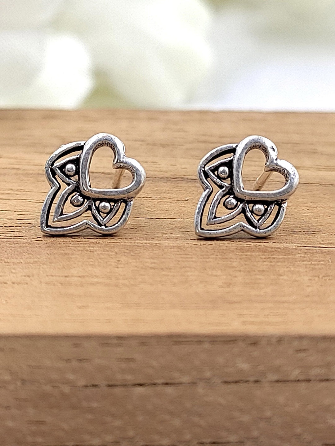 

AMONROO 925 Sterling Silver Rhodium-Plated Heart Shaped Studs