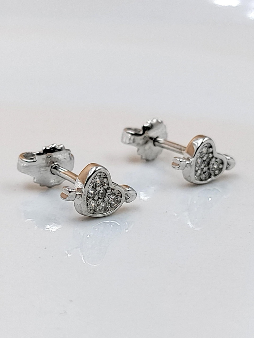 

AMONROO 925 Sterling Silver Rhodium-Plated Cubic Zirconia Stone Studded Heart Shaped Studs