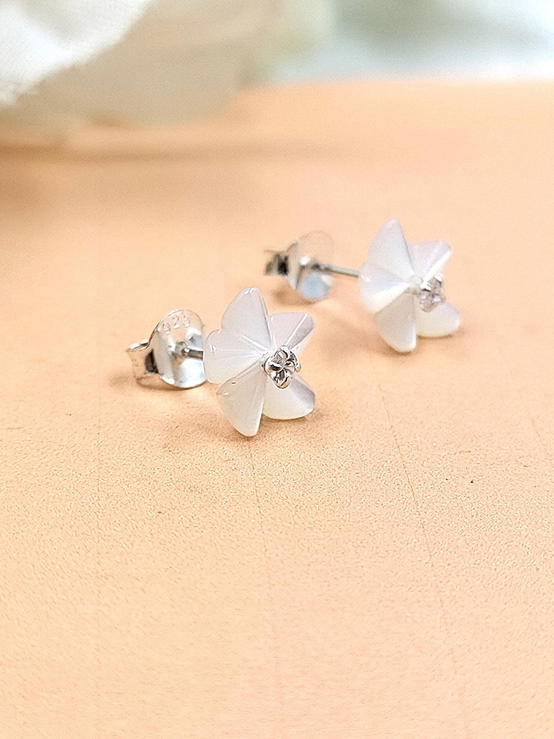 

AMONROO 925 Sterling Silver Rhodium-Plated CZ Stone Studded Floral Shaped Studs