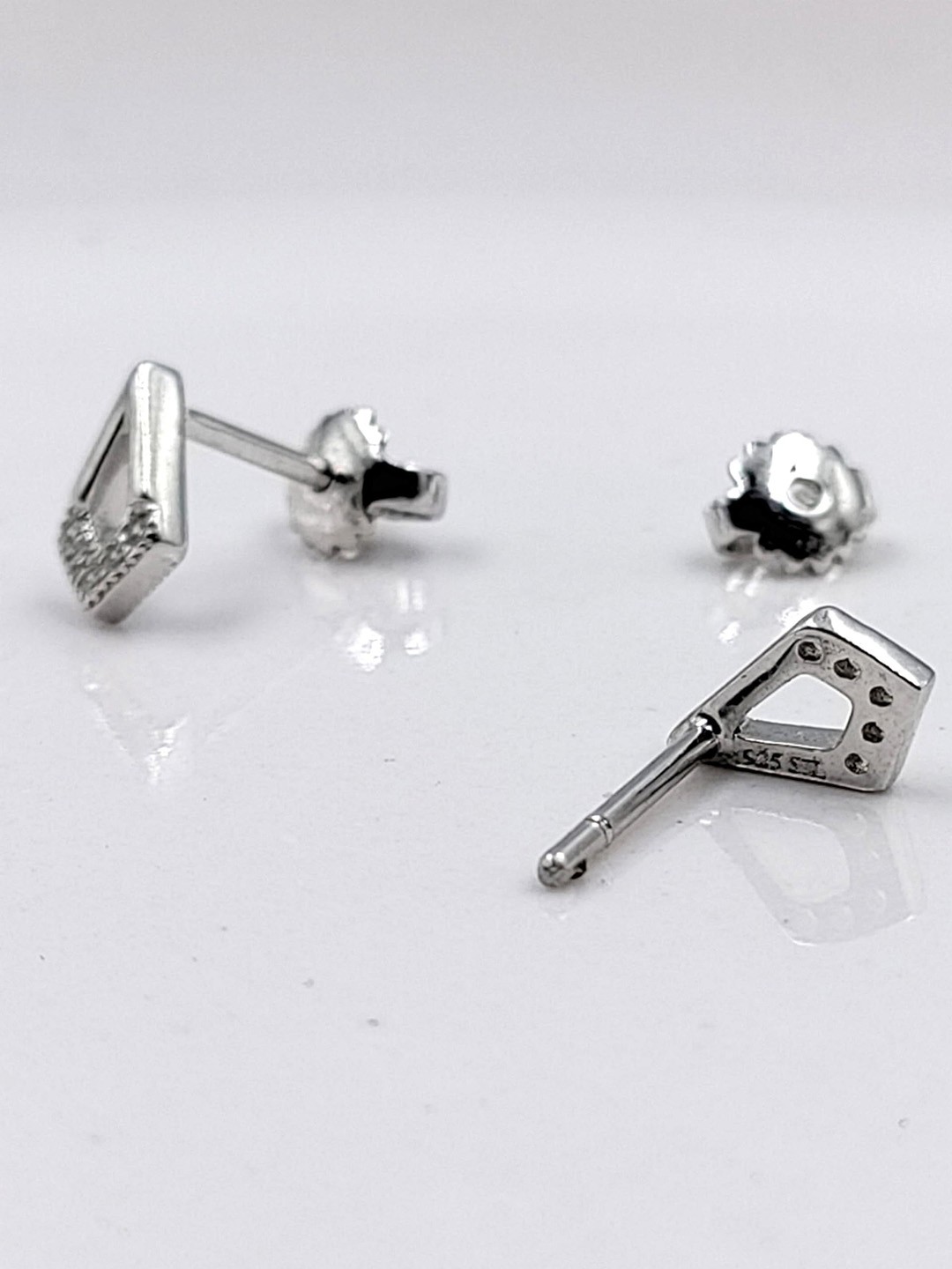 

AMONROO 925 Sterling Silver Rhodium-Plated Cubic Zirconia Stone Studded Geometric Studs