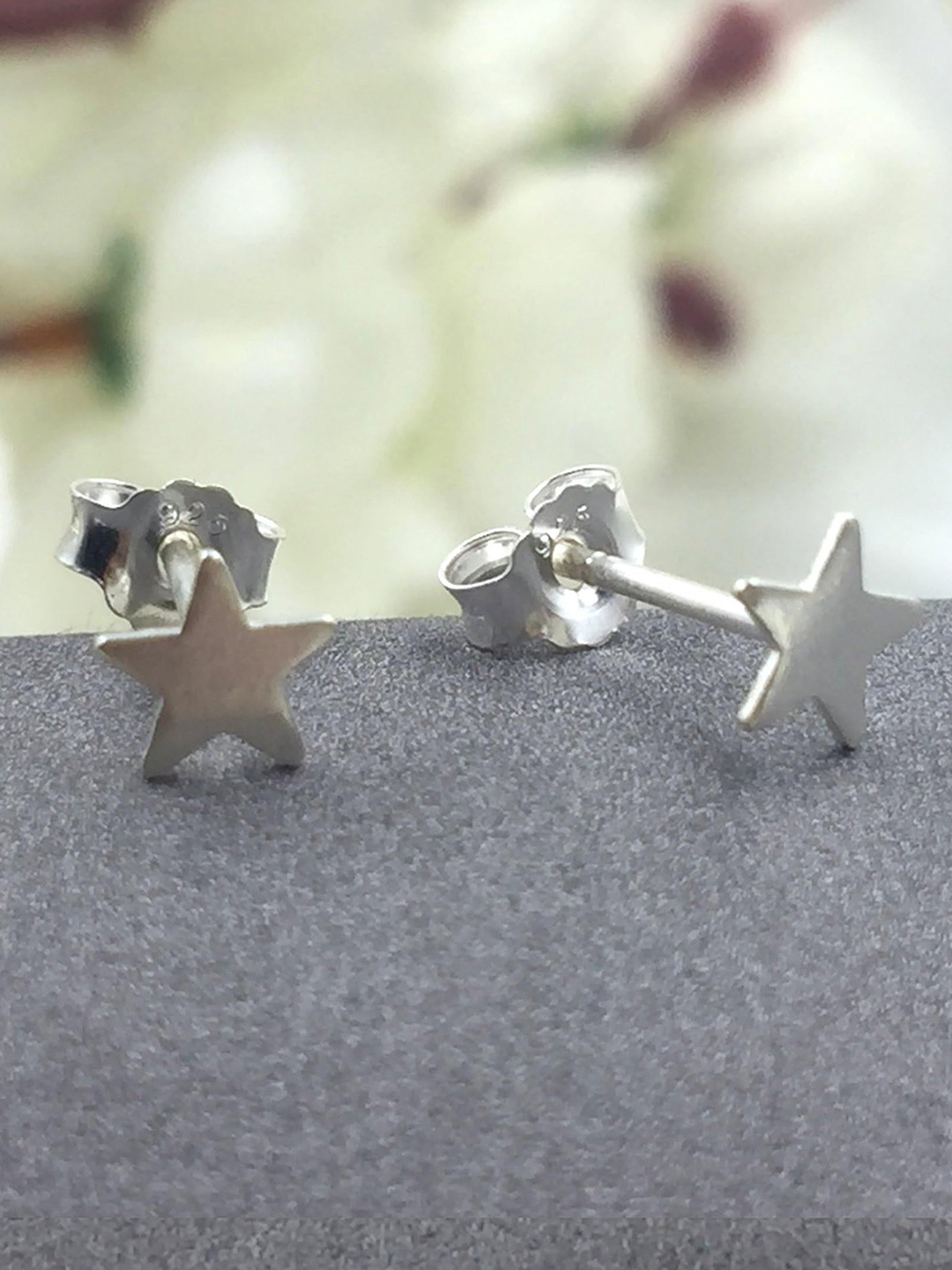 

AMONROO 925 Sterling Silver Rhodium-Plated CZ Stones Studded Star Shaped Studs