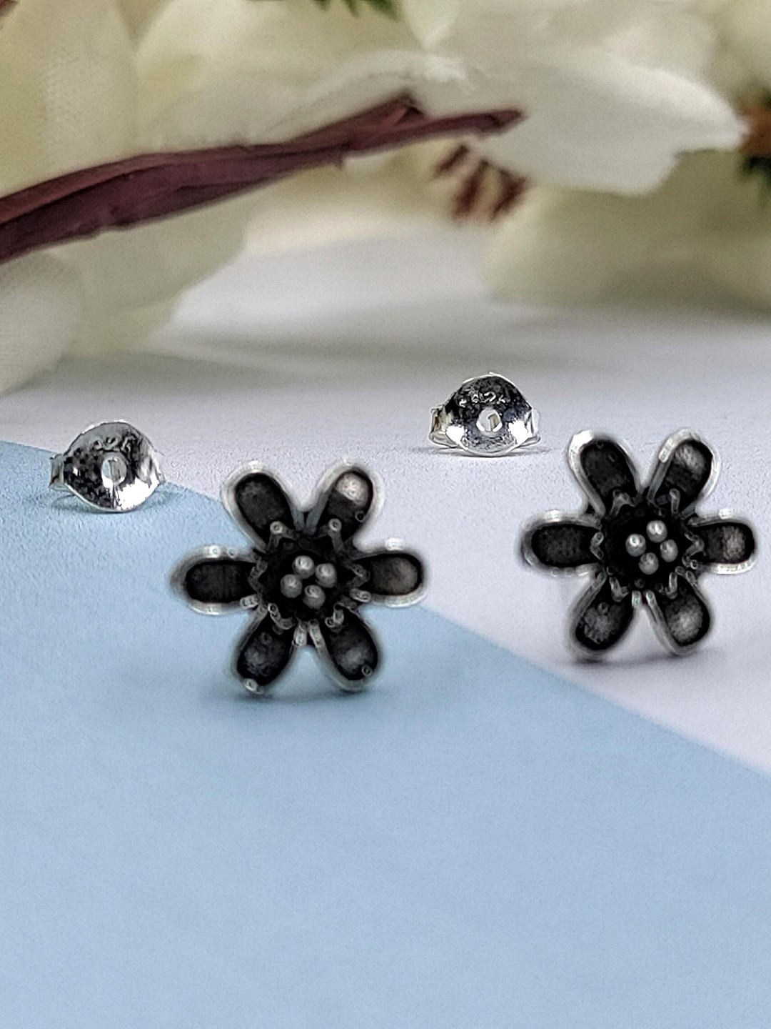 

AMONROO 925 Sterling Silver Oxidised Rhodium-Plated Floral Shaped Studs