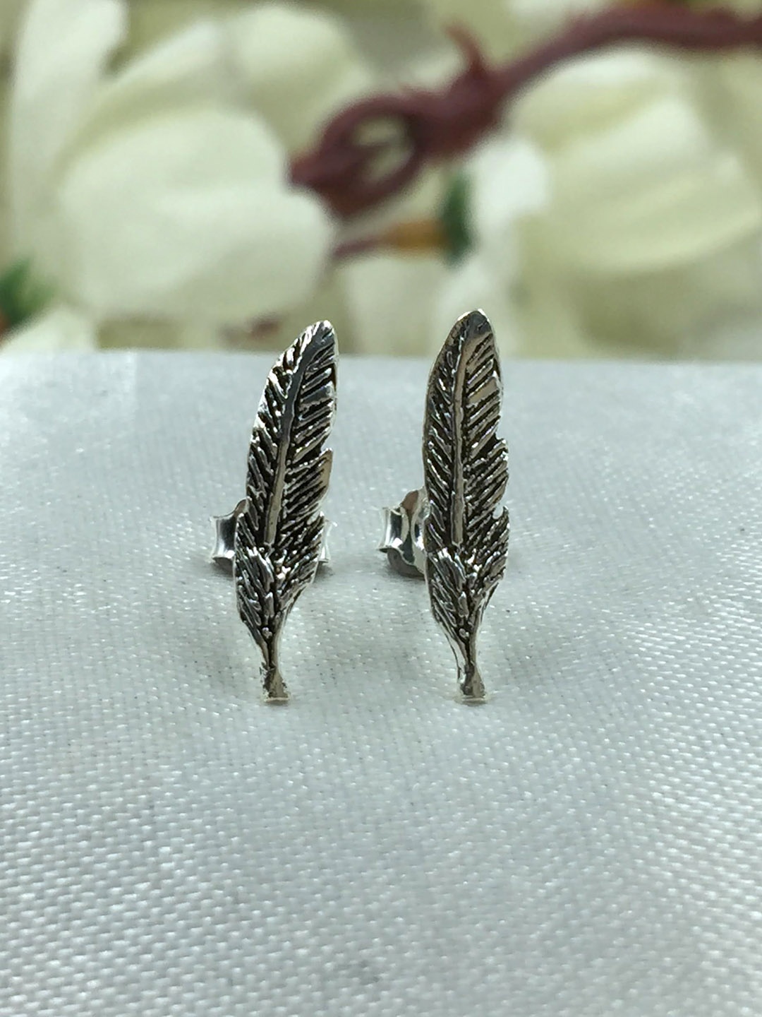 

AMONROO 925 Sterling Silver Rhodium-Plated Feather Shaped Studs