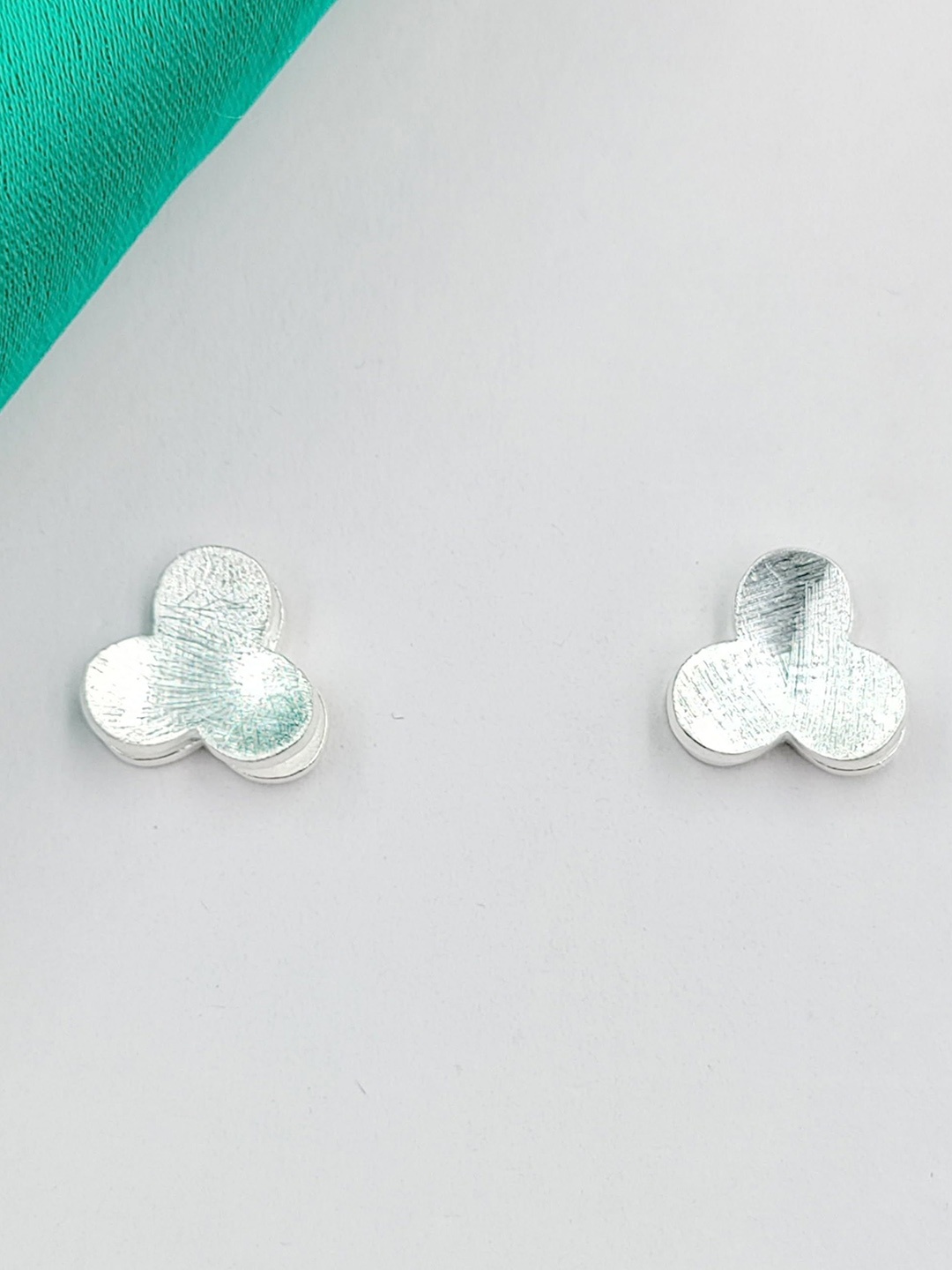 

AMONROO 925 Sterling Silver Rhodium-Plated Floral Shaped Studs