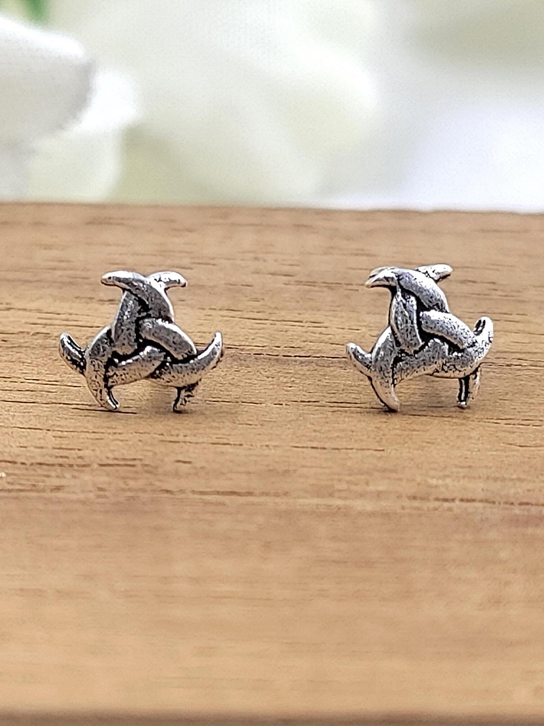 

AMONROO 925 Sterling Silver Rhodium-Plated Quirky Shaped Oxidised Studs