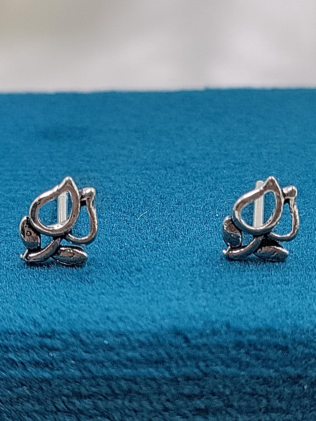 

AMONROO 925 Sterling Silver Rhodium-Plated Floral Shaped Studs