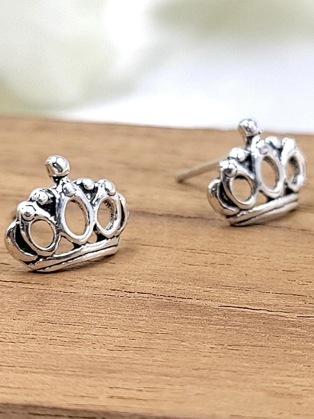 

AMONROO 925 Sterling Silver Rhodium-Plated Contemporary Shaped Studs