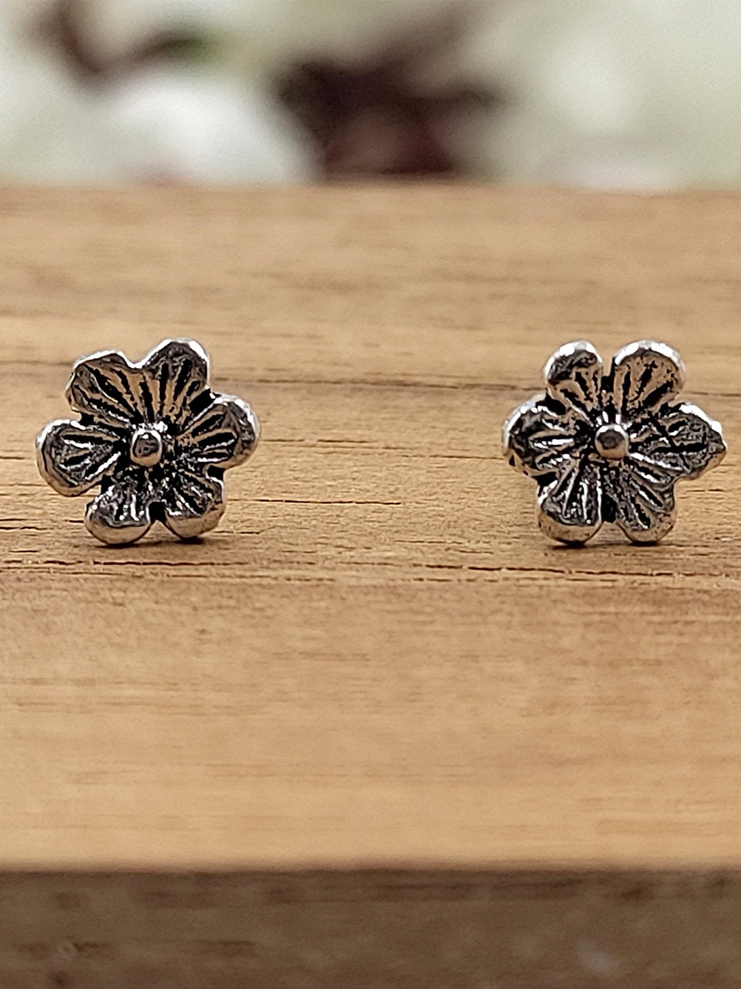 

AMONROO 925 Sterling Silver Rhodium-Plated Floral Shaped Oxidised Studs