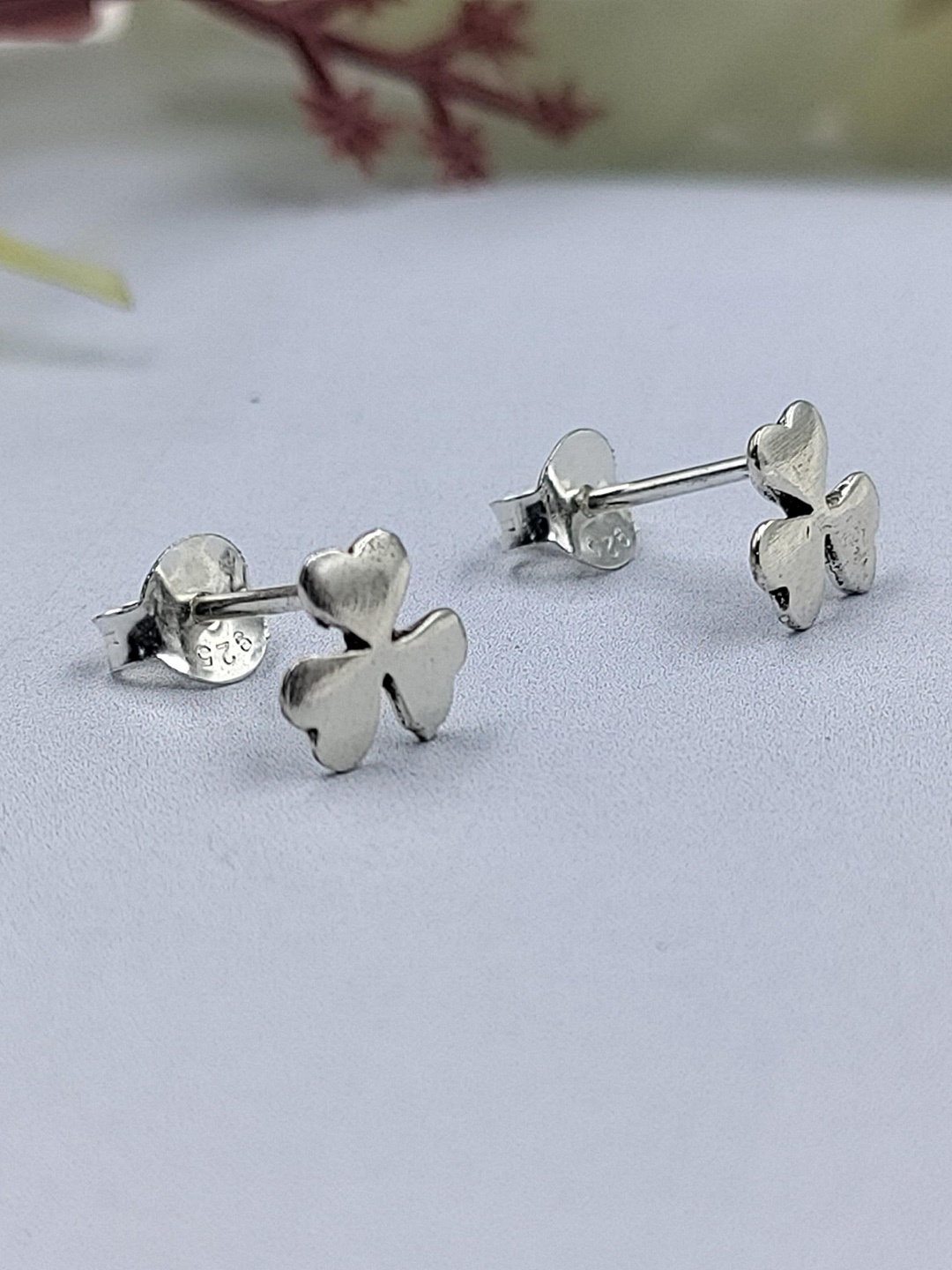 

AMONROO 925 Sterling Silver Rhodium-Plated Leaf Shaped Studs