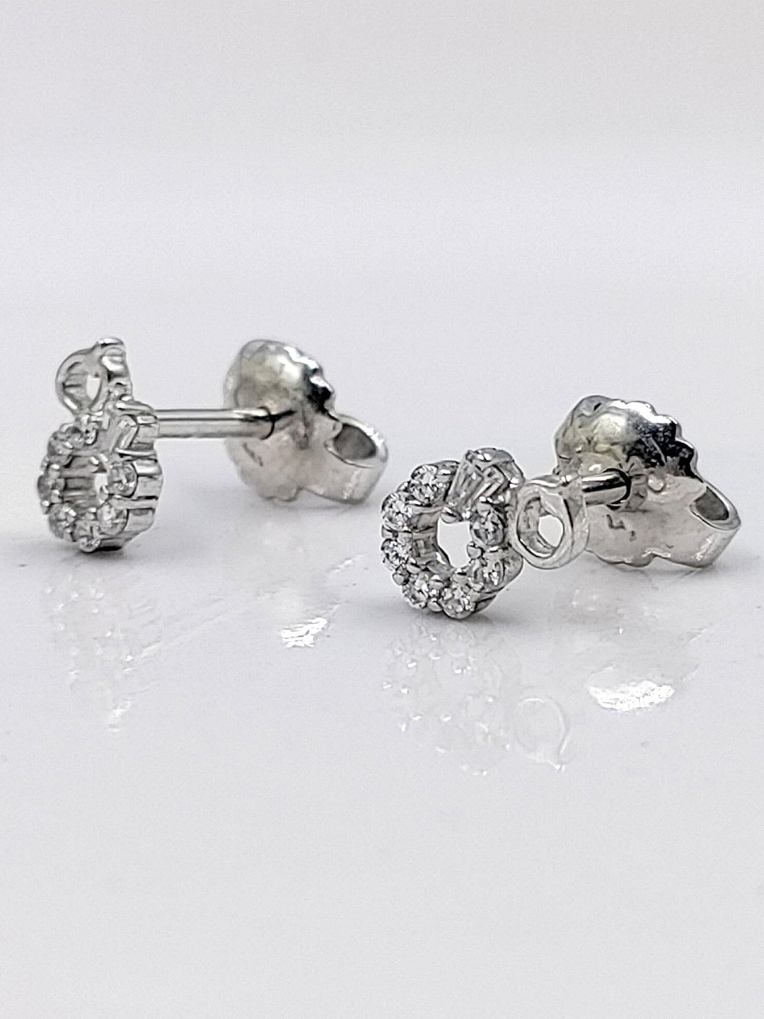 

AMONROO 925 Sterling Silver Rhodium-Plated Cubic Zirconia Circular Shaped Studs