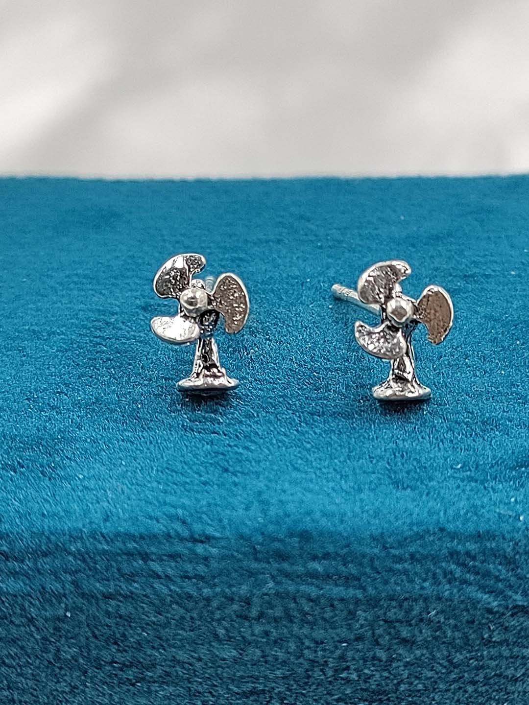 

AMONROO 925 Sterling Silver Rhodium-Plated Contemporary Shaped Studs