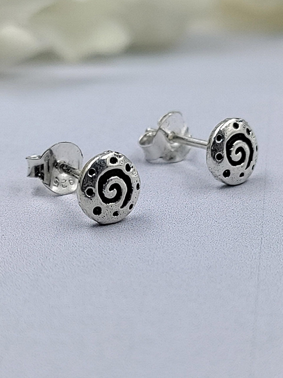 

AMONROO 925 Sterling Silver Rhodium-Plated Circular Shaped Oxidised Studs