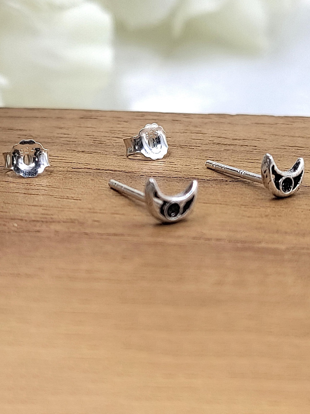

AMONROO 925 Sterling Silver Rhodium-Plated Crescent Shaped Studs