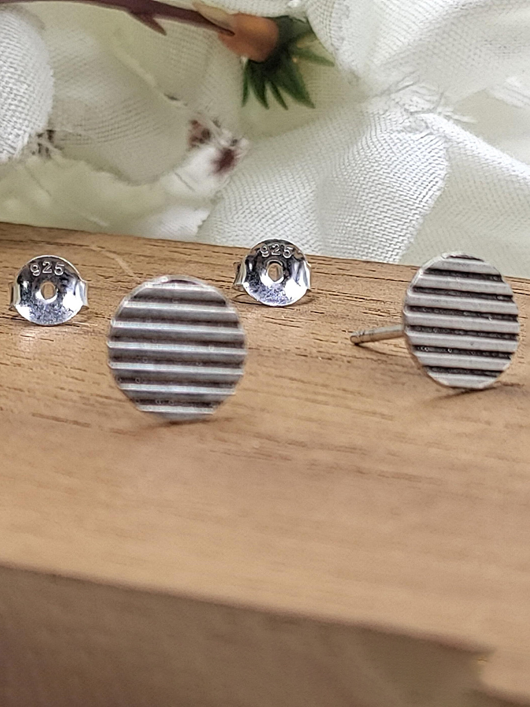 

AMONROO 925 Sterling Silver Rhodium-Plated Circular Shaped Oxidised Studs