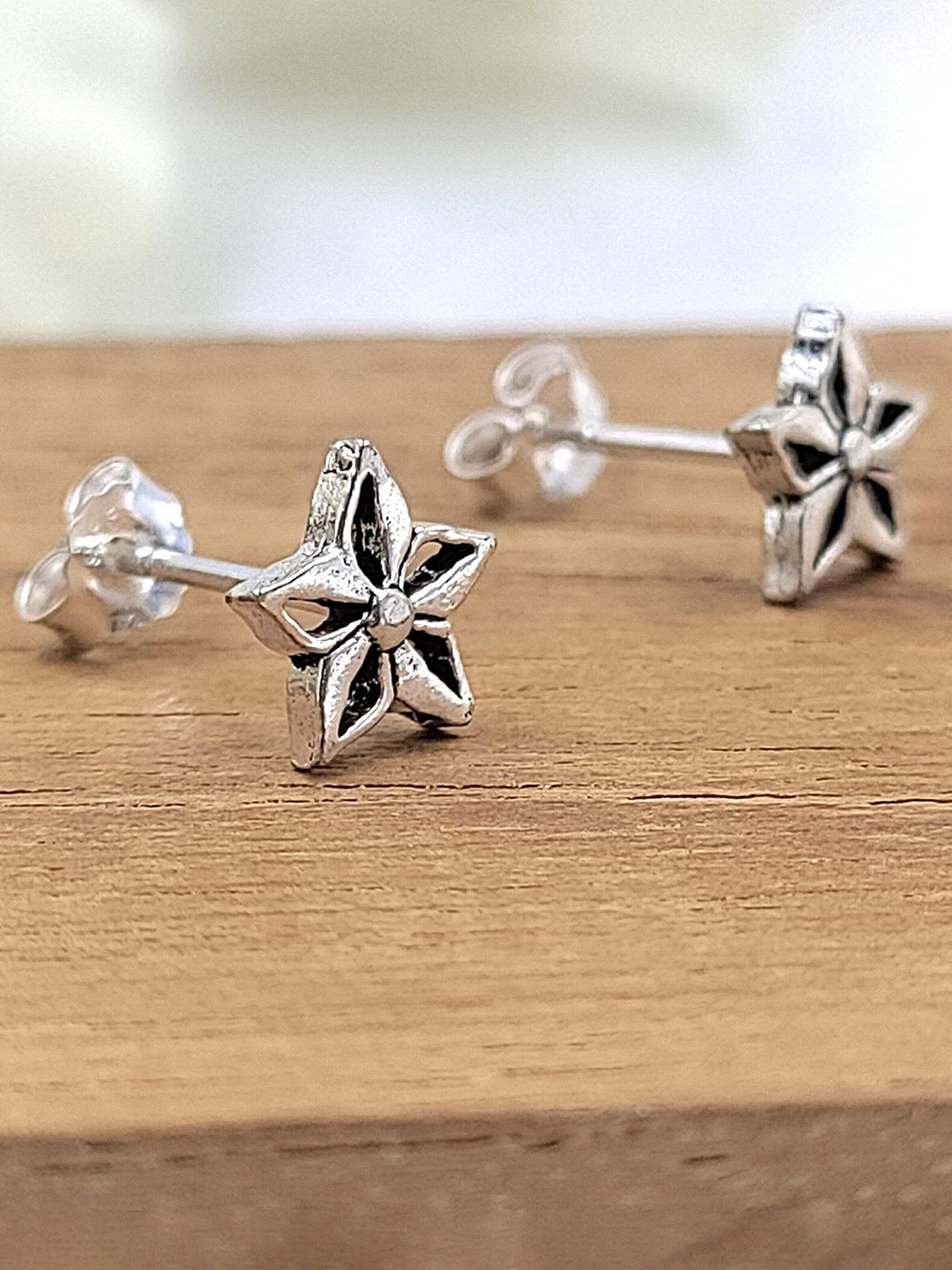 

AMONROO 925 Sterling Silver Rhodium-Plated Floral Shaped Studs