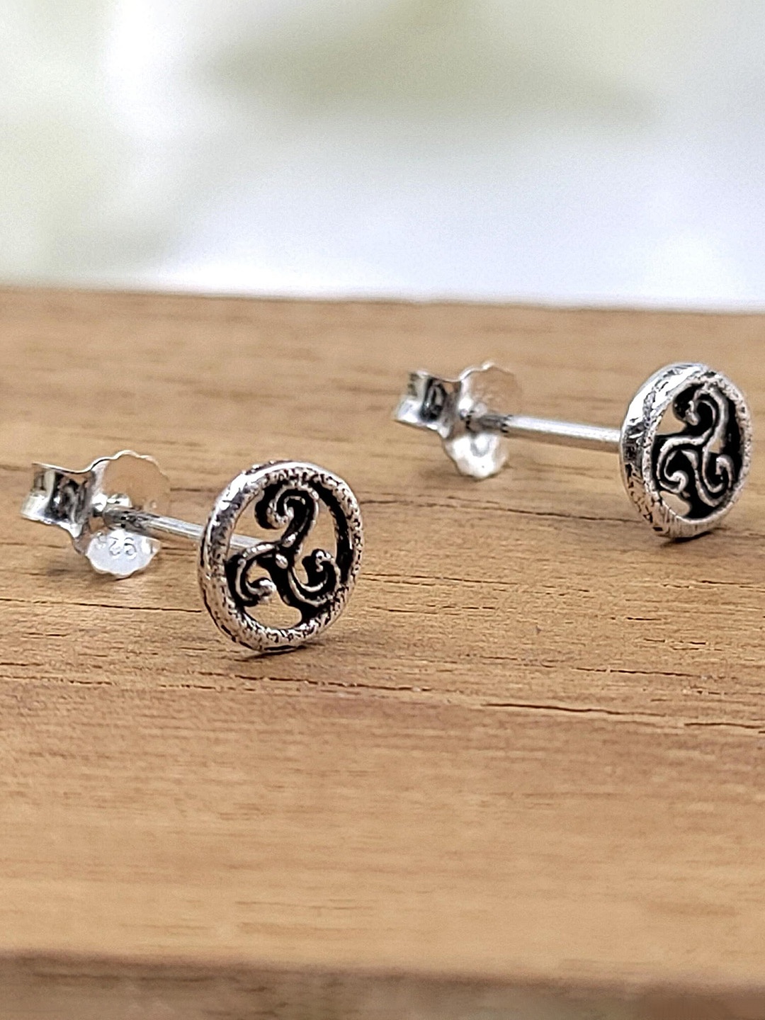 

AMONROO 925 Sterling Silver Rhodium-Plated Circular Shaped Oxidised Studs