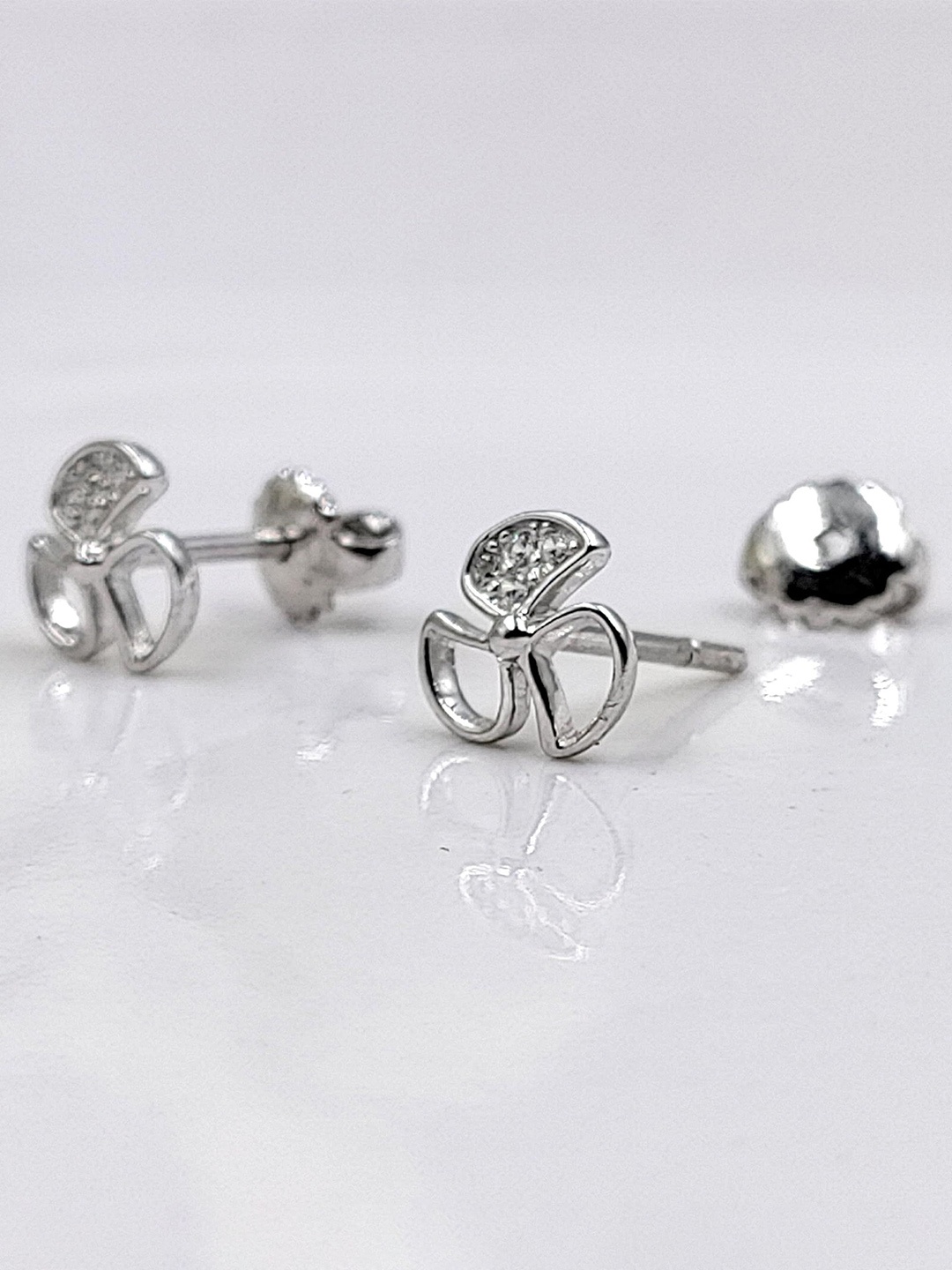 

AMONROO 925 Sterling Silver Rhodium-Plated Floral Shaped Studs