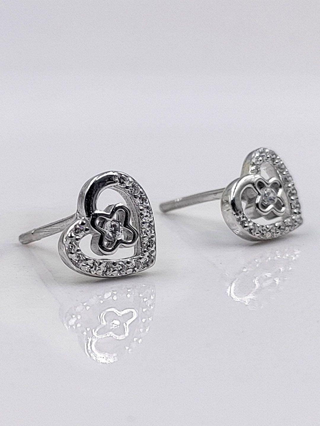 

AMONROO 925 Sterling Silver Rhodium-Plated Heart Shaped Studs