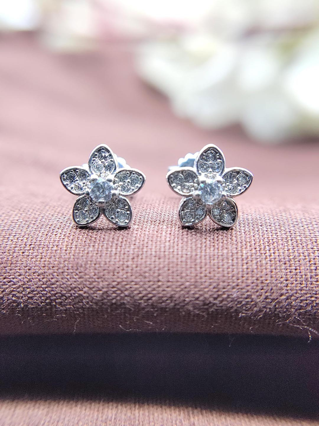 

AMONROO 925 Sterling Silver Rhodium-Plated Cubic Zirconia Floral Sparkle Studs