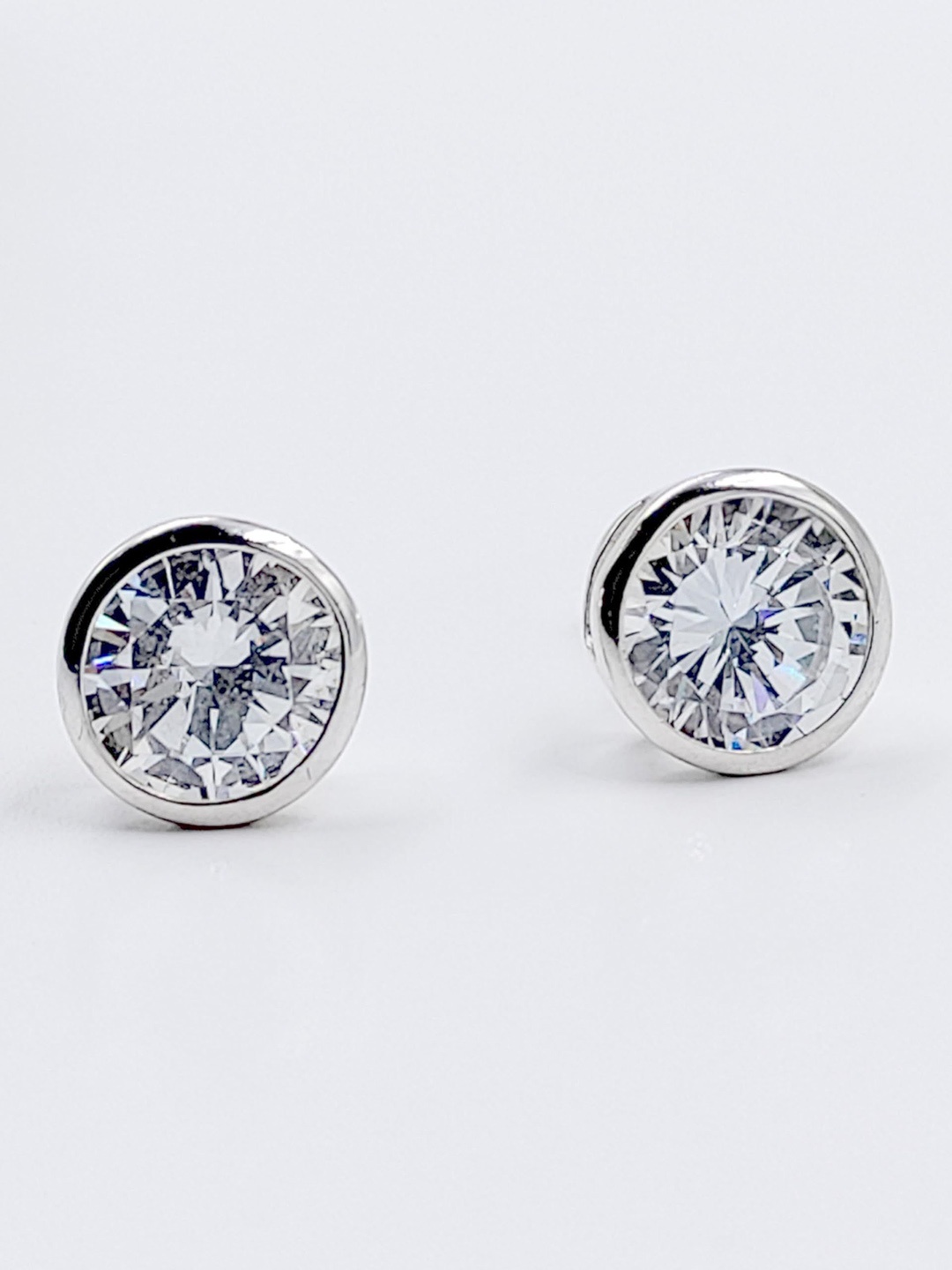 

AMONROO 925 Sterling Silver Rhodium-Plated Cubic Zirconia Circular Shaped Studs