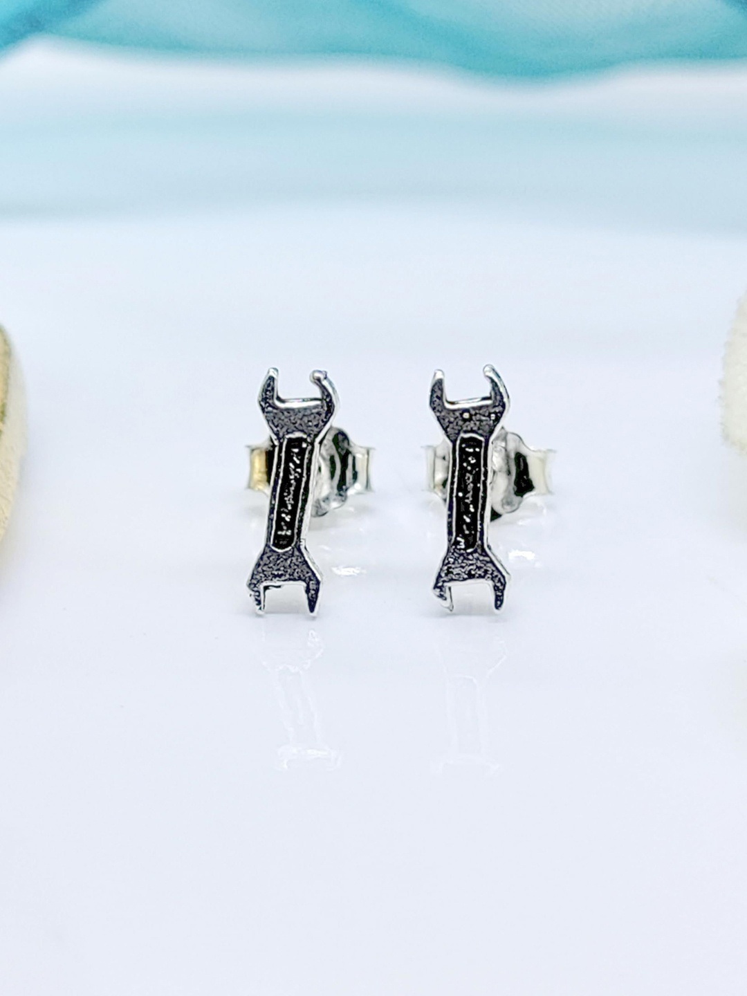 

AMONROO 925 Sterling Silver Rhodium-Plated Quirky Shaped Studs