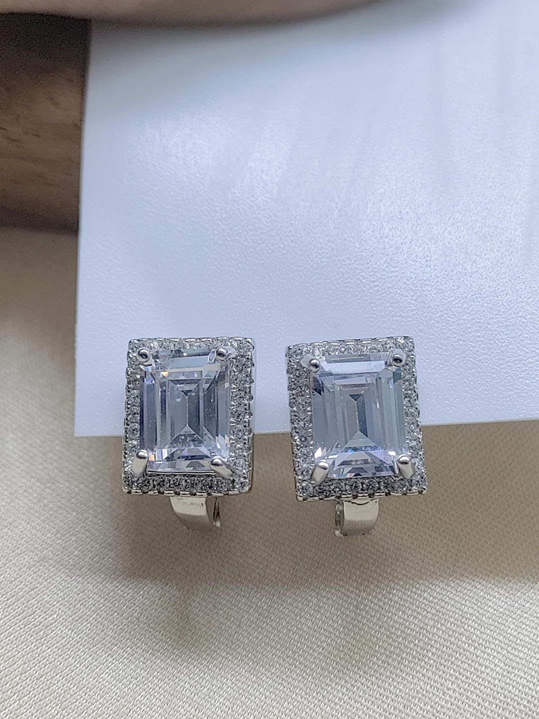 

AMONROO 925 Sterling Silver Rhodium-Plated Cubic Zirconia Studded Square Shaped Studs