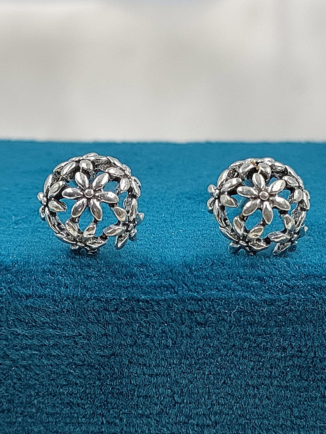 

AMONROO 925 Sterling Silver Rhodium-Plated Floral Shaped Studs