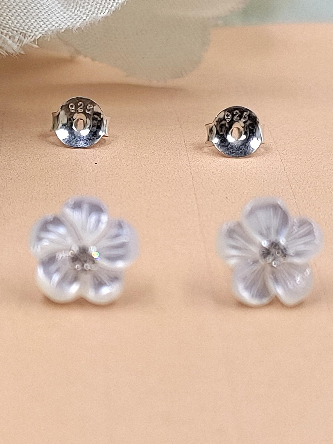 

AMONROO 925 Sterling Silver Rhodium-Plated Floral Shaped Studs