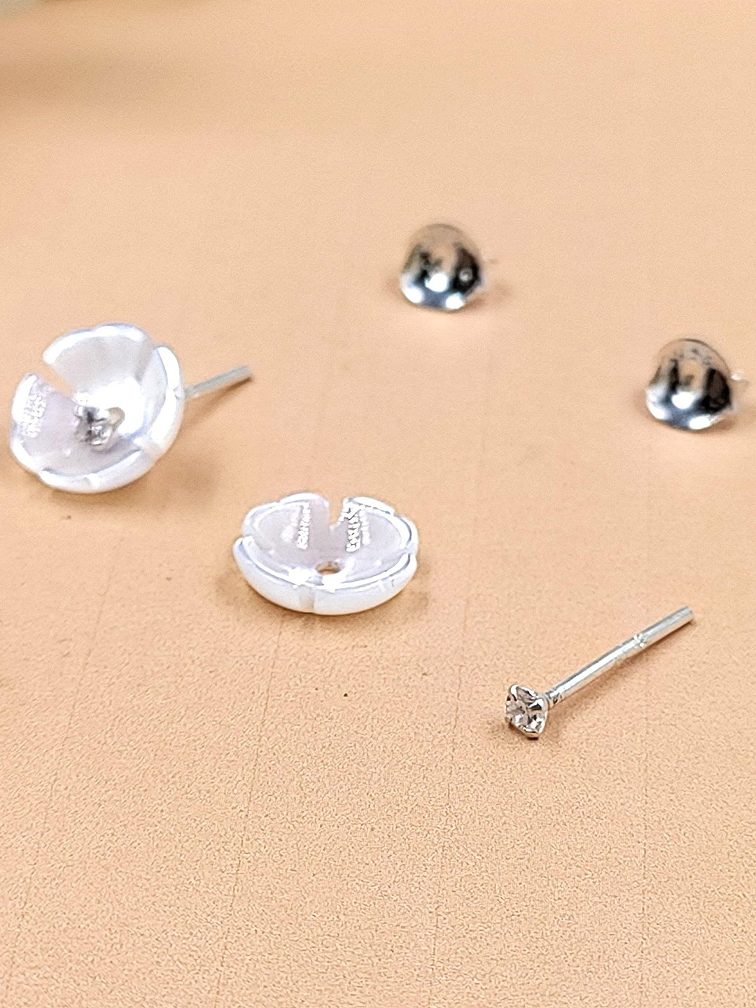 

AMONROO 925 Sterling Silver Rhodium-Plated Floral Shaped Studs, White