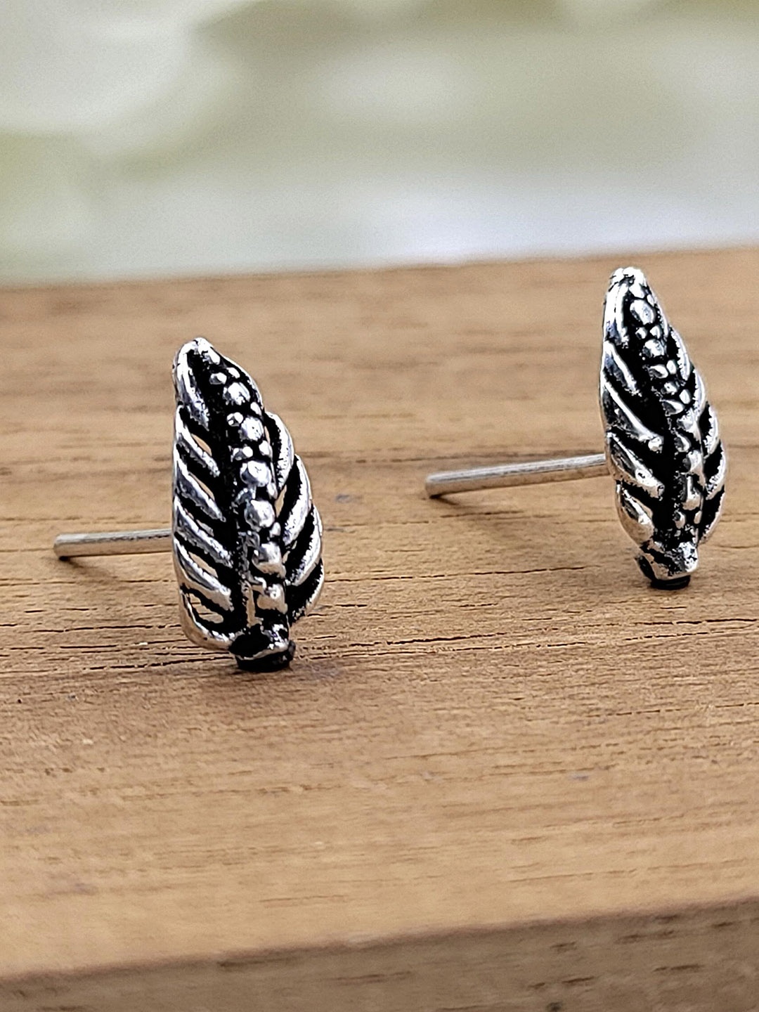 

AMONROO 925 Sterling Silver Rhodium-Plated Leaf Shaped Oxidised Studs