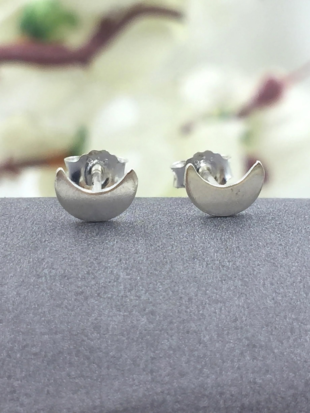 

AMONROO 925 Sterling Silver Rhodium-Plated Crescent Shaped Studs