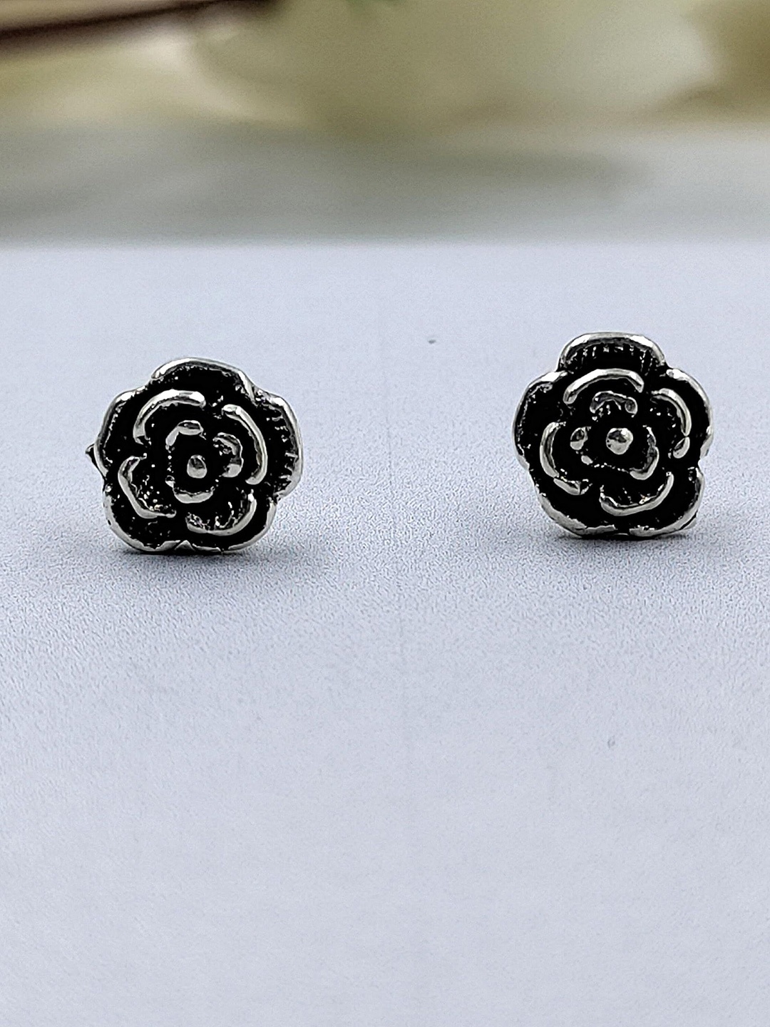 

AMONROO 925 Sterling Silver Rhodium-Plated Floral Oxidised Studs