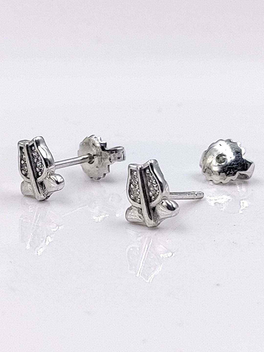 

AMONROO 925 Sterling Silver Rhodium-Plated Floral Shaped Studs