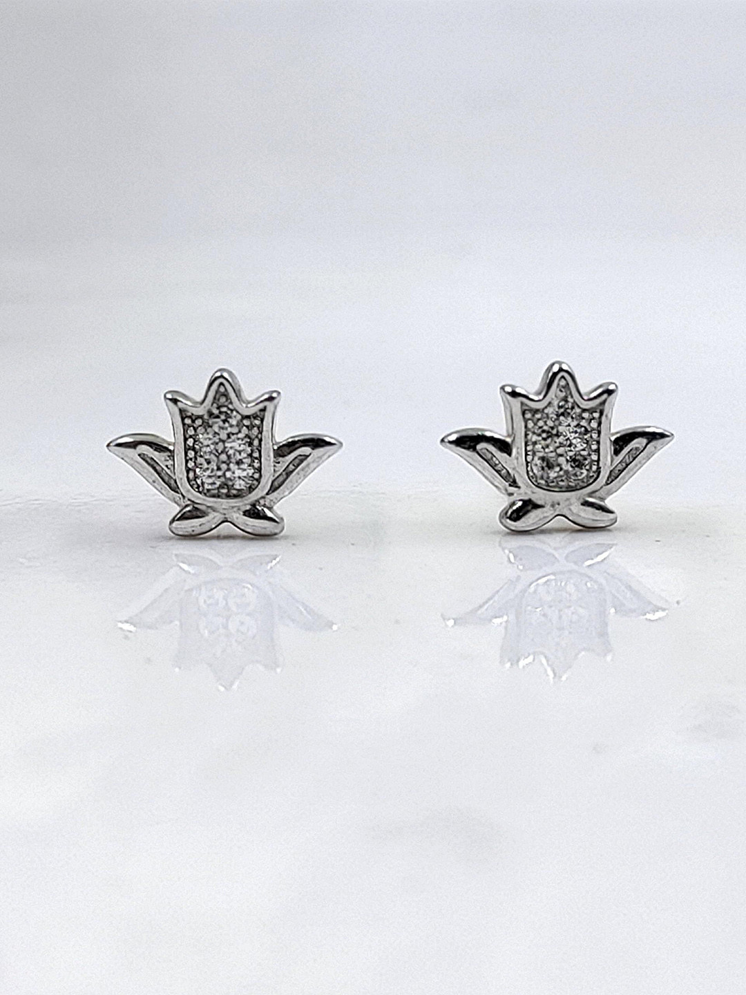 

AMONROO 925 Sterling Silver Rhodium-Plated Floral Shaped Studs