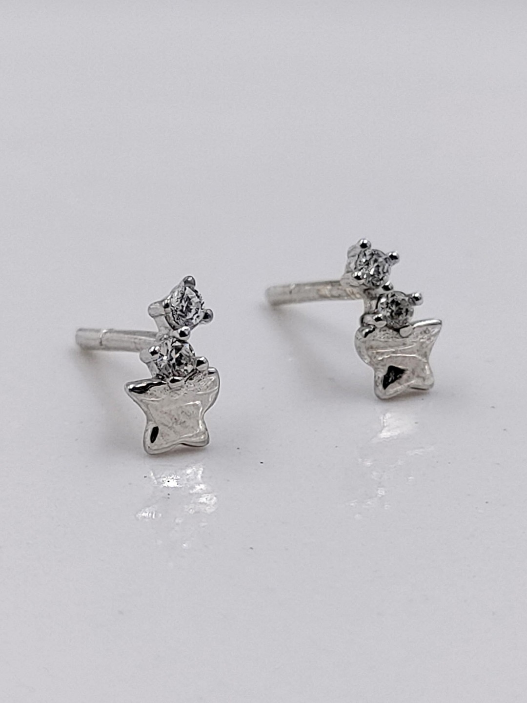 

AMONROO 925 Sterling Silver Rhodium-Plated Cubic Zirconia Studded Star Shaped Studs