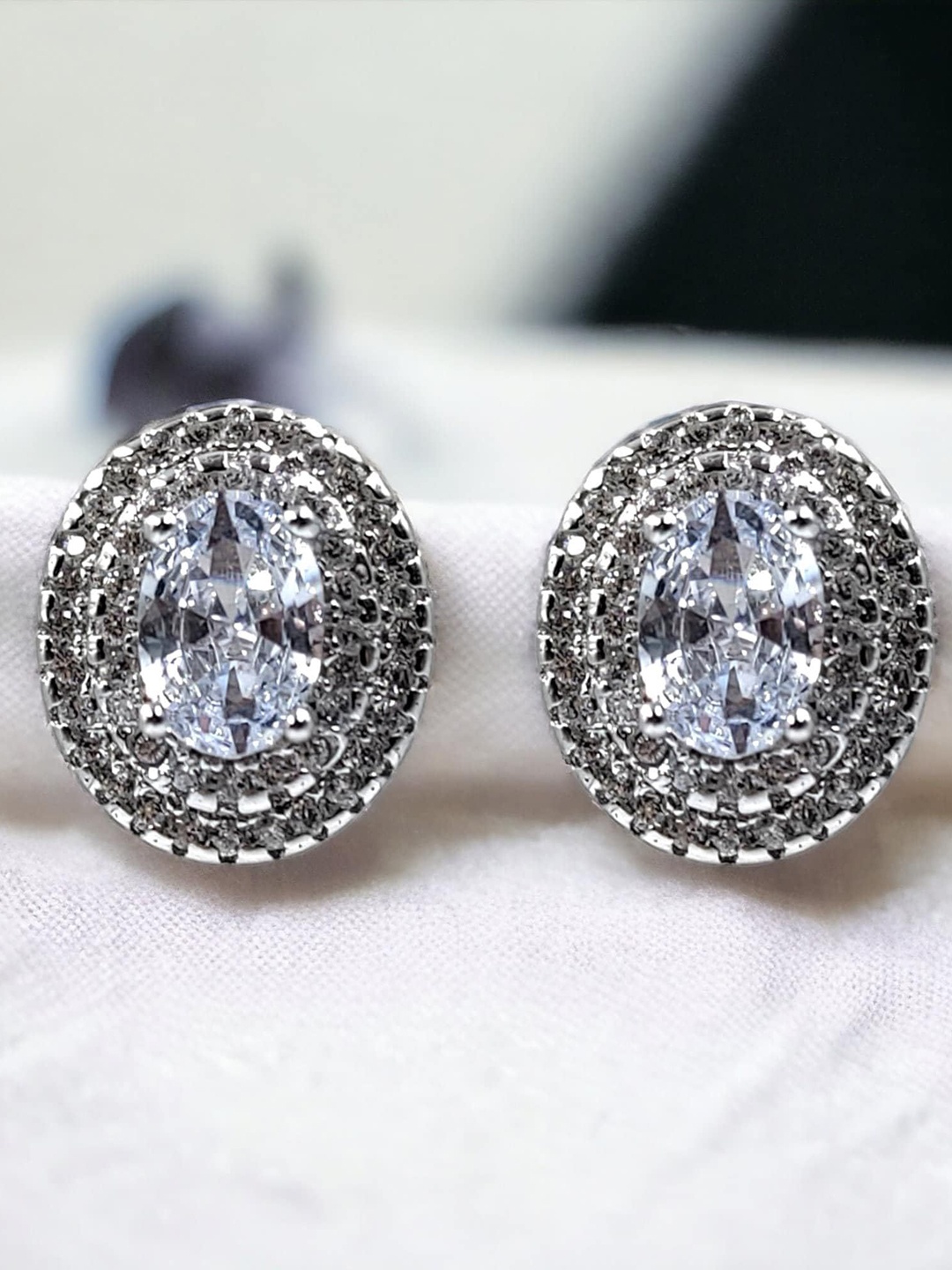 

AMONROO 925 Sterling Silver Rhodium-Plated Cubic Zirconia Studded Oval Shaped Studs