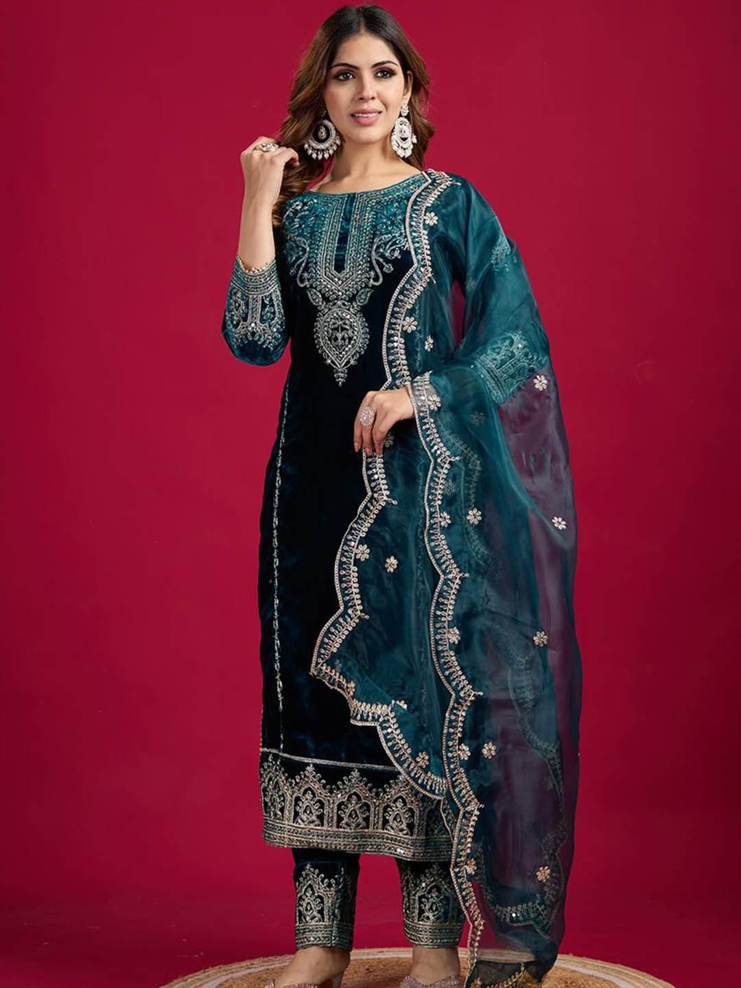 

HARI FASHION Ethnic Motif Embroidered Sequinned Velvet Straight Kurta & Trouser & Dupatta, Green
