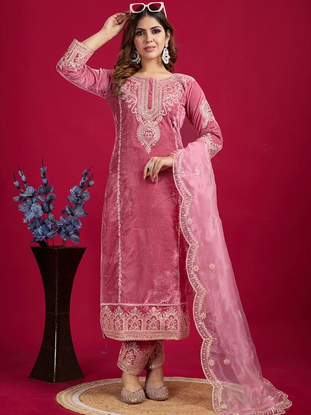 

HARI FASHION Ethnic Motif Embroidered Zari Sequinned Velvet Kurta With Trouser And Dupatta, Pink